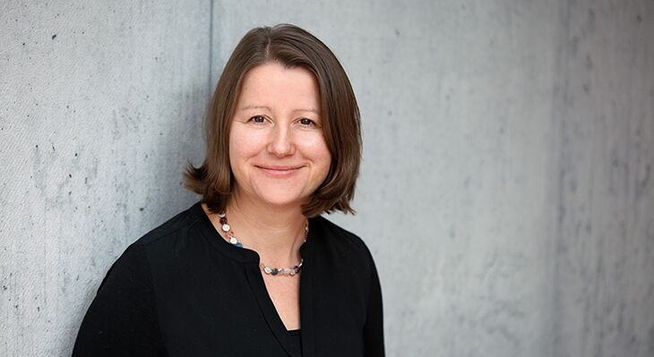 Das Portr&auml;tfoto zeigt die Interviewpartnerin Dr. Katja Vonhoff vor einer Betonwand